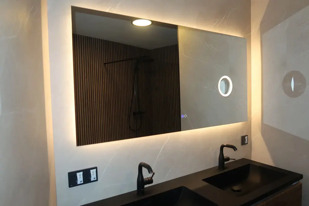 Luxe badkamer met verlichte spiegel en houtlook