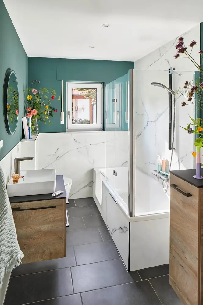 Badkamer met marmerlook, groene tinten en hout